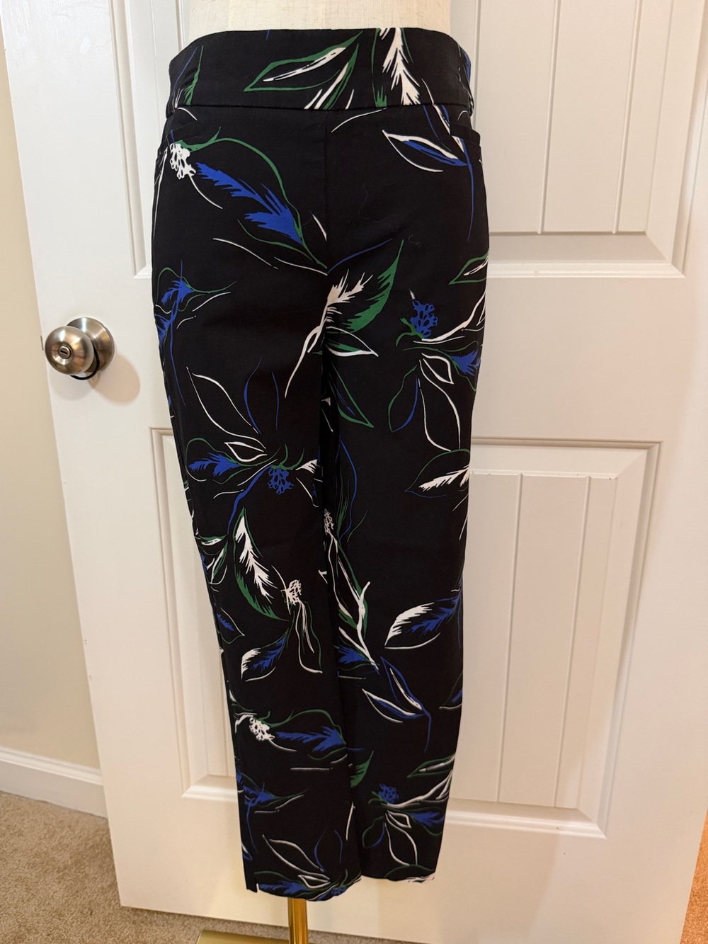 Chico's Stretch Pull On Black Pants with Blue and Green Floral Design Sz 0(4R)